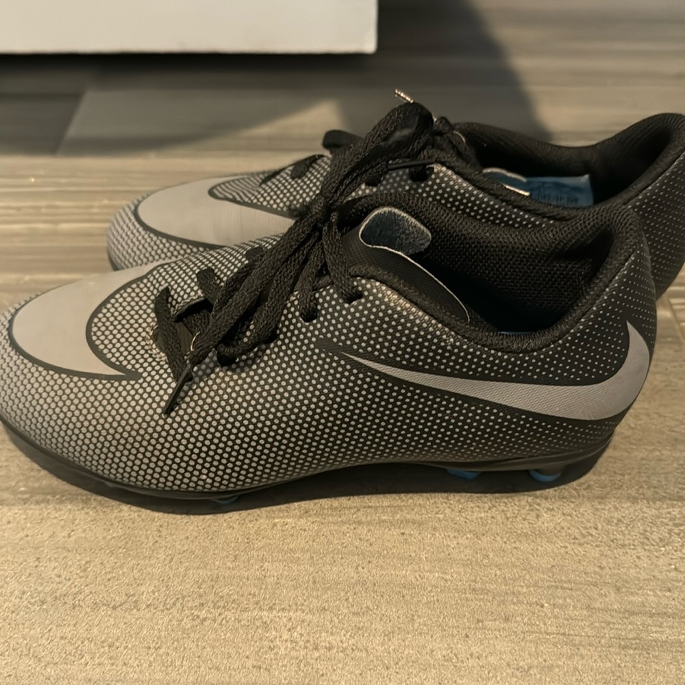 Nike soccer cleats size 3 1/2 EUC